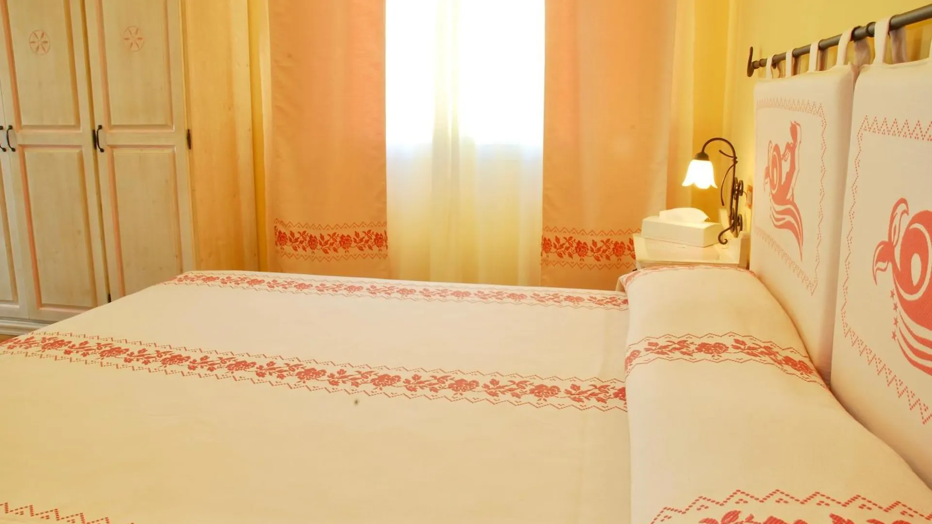 ** Hotel apartamentowy Hotel With Swimming Pool In La Maddalena, Breakfast Included Włochy
